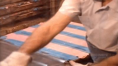 铅笔上面那块废柴橡皮为什么容易把纸擦破？