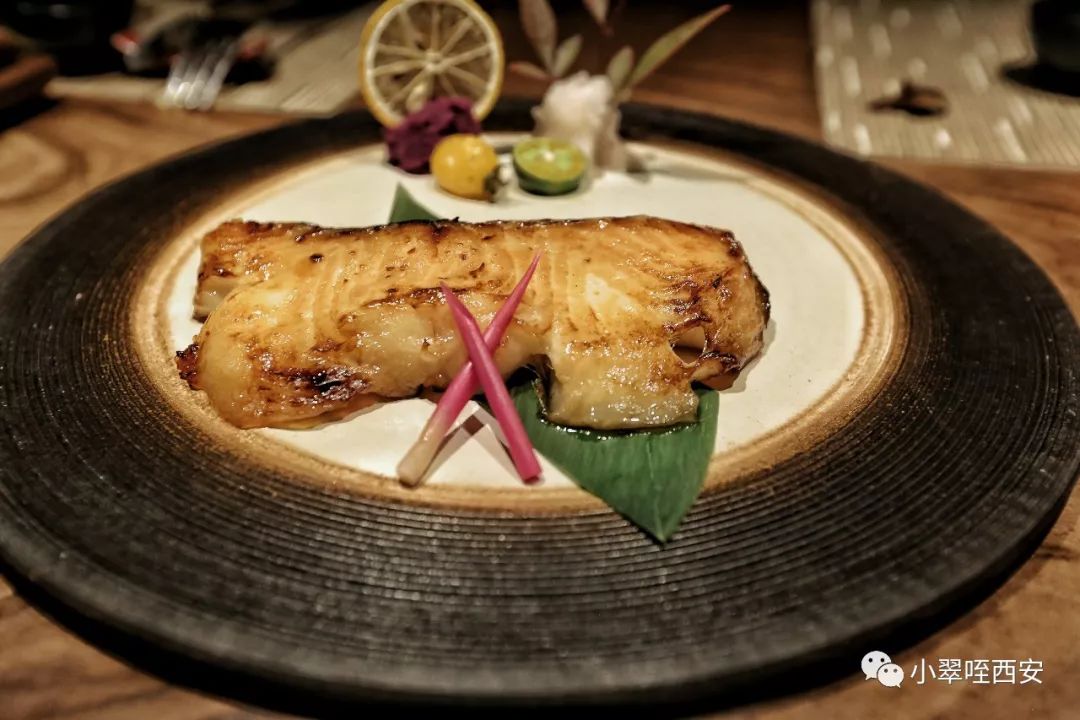 初春的西影厂，是那棵法国梧桐树下的日料店