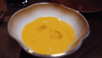 初春的西影厂，是那棵法国梧桐树下的日料店