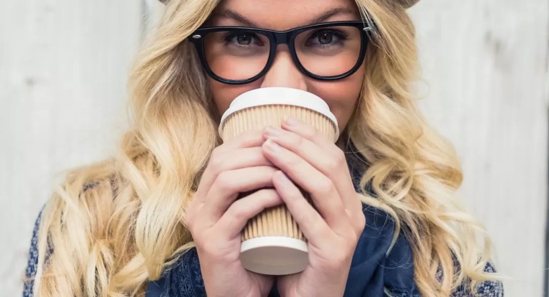 向上掀还是往下压？怎样才是外带咖啡杯盖的正确打开方式？