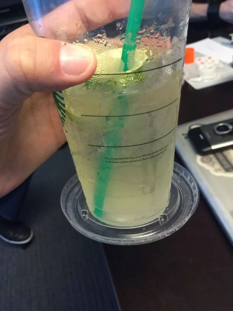 向上掀还是往下压？怎样才是外带咖啡杯盖的正确打开方式？