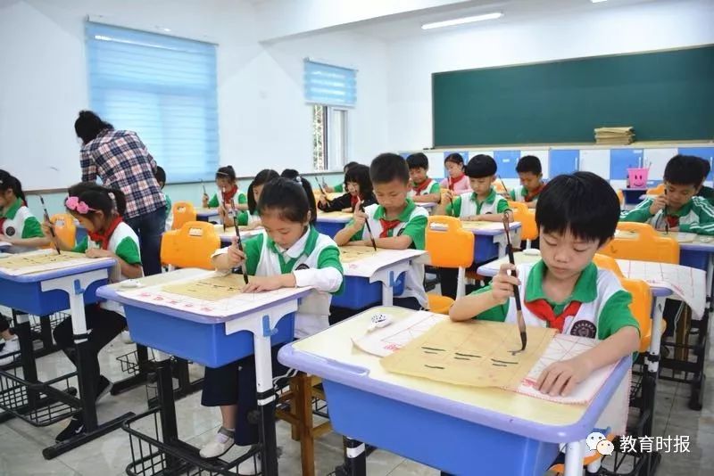 Hey，哈敦！你为学生努力的样子真美