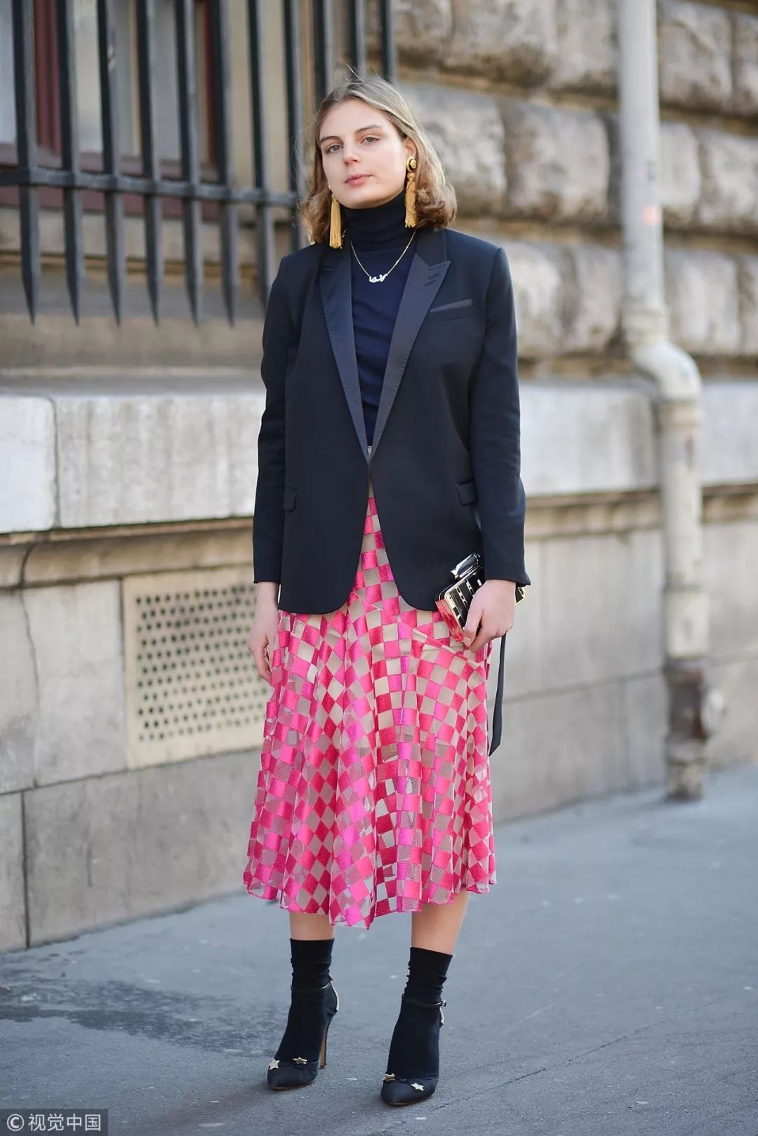 长百褶裙配黑色西装,百褶裙配西装领马甲