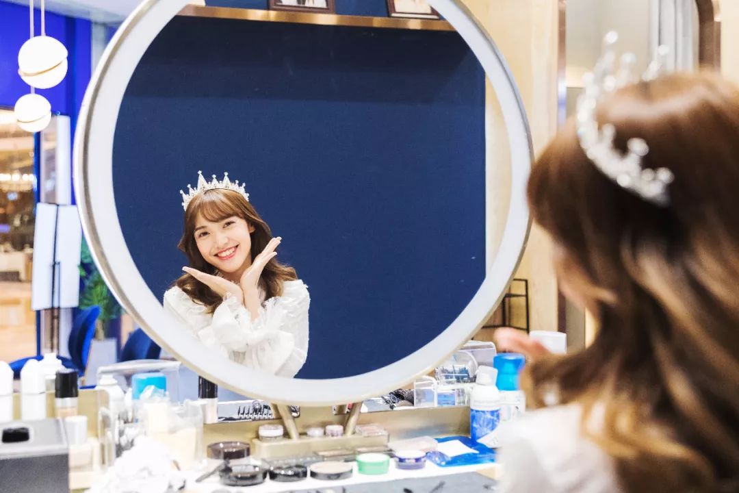 发型妆容与穿搭 (妆容发型和穿搭都是关键)