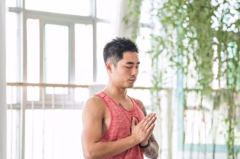 交叉开肩的瑜伽视频,侧肩倒立瑜伽