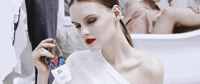 挤爆了！这个鎏*瓶金**成为今年免税店hin难抢的货!