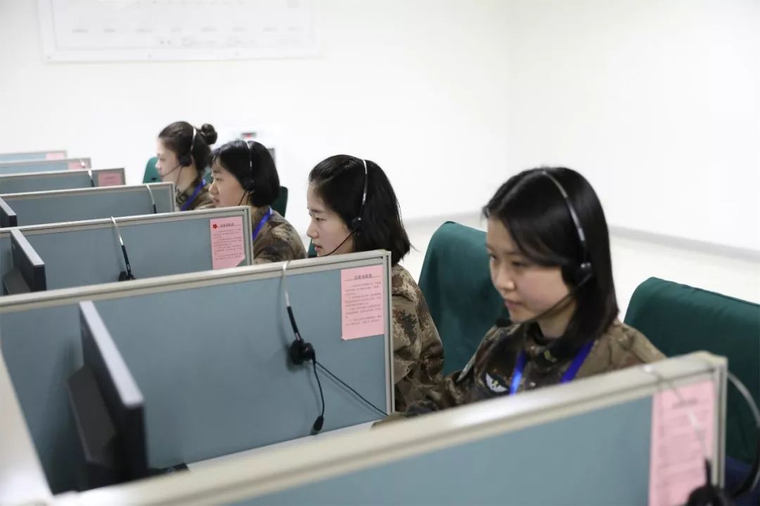 话务员女兵训练日常,部队女兵话务员累不累