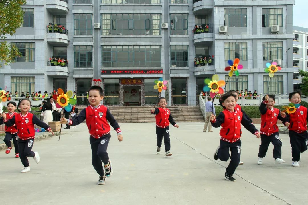 蹇棯甯堢敓鍚堜綔,蹇棯鏍″洯瑙嗛澶у叏鐕冪垎闇囨捈