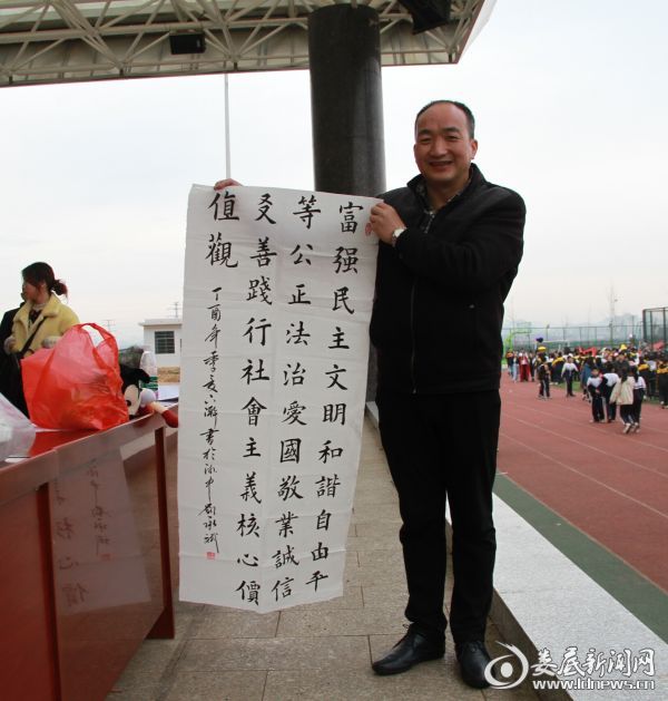 学雷锋日爱心义卖活动通知,雷锋精神燃起来爱心义卖暖校园