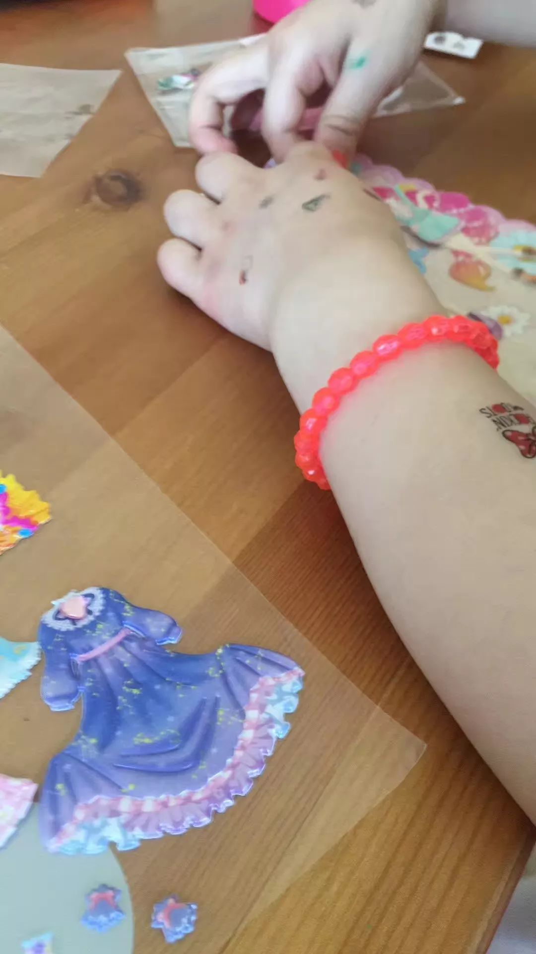 团|这套贴纸涂色书,我专程从中国带到了英国!