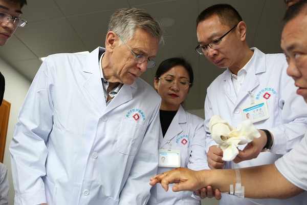 “中欧风湿免疫学术交流巡讲会”贵阳站在贵阳中医风湿病医院举行