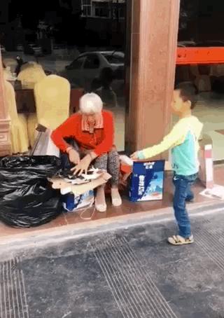 3岁女儿*拍偷**照流出，微信群全炸了：你怎么把孩子教成这样了？！