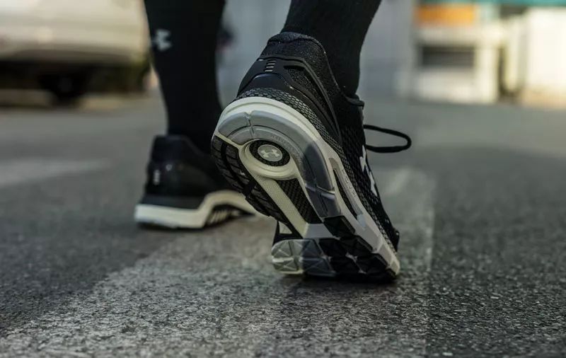 想买双叱咤健身房和街头的跑鞋？本次开箱一定要看！