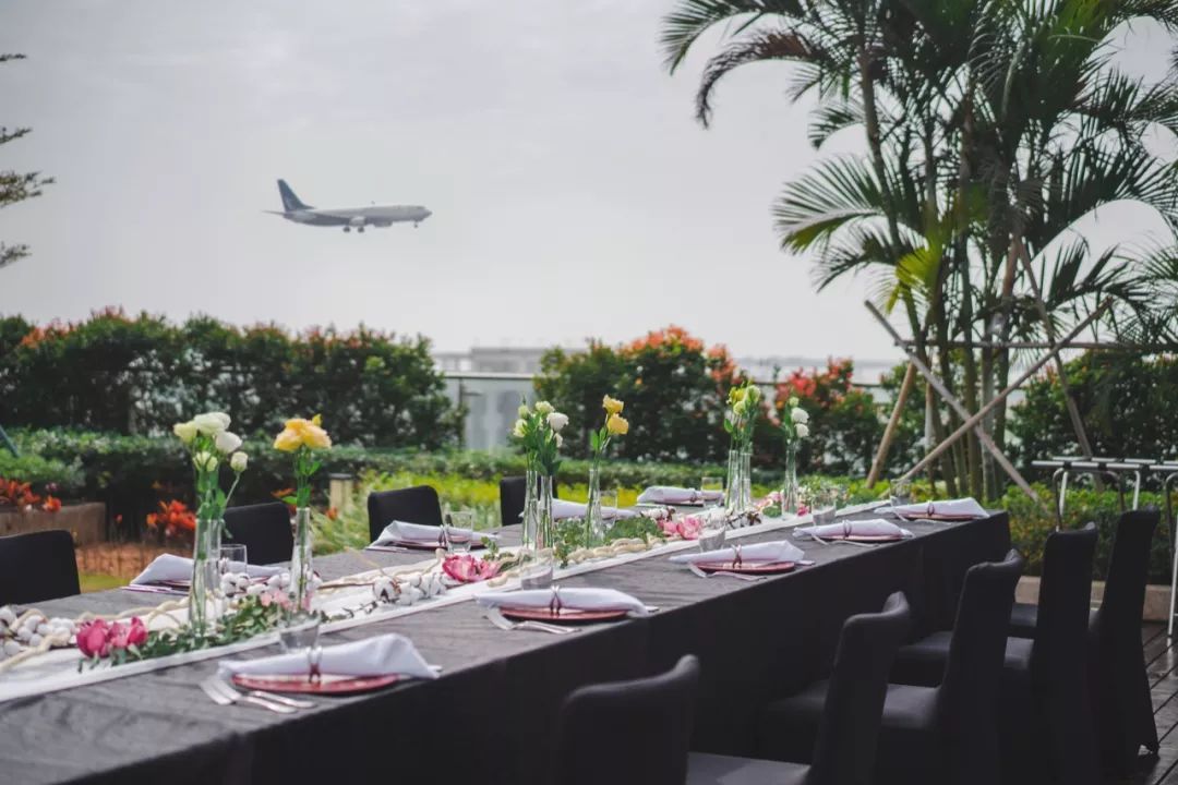 洗澡喝酒躺着看飞机!深圳机场这家奢华酒店“转机星人”务必了解一下!