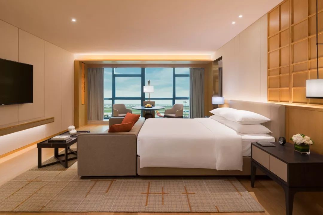 洗澡喝酒躺着看飞机！深圳机场这家奢华酒店“转机星人”务必了解一下！