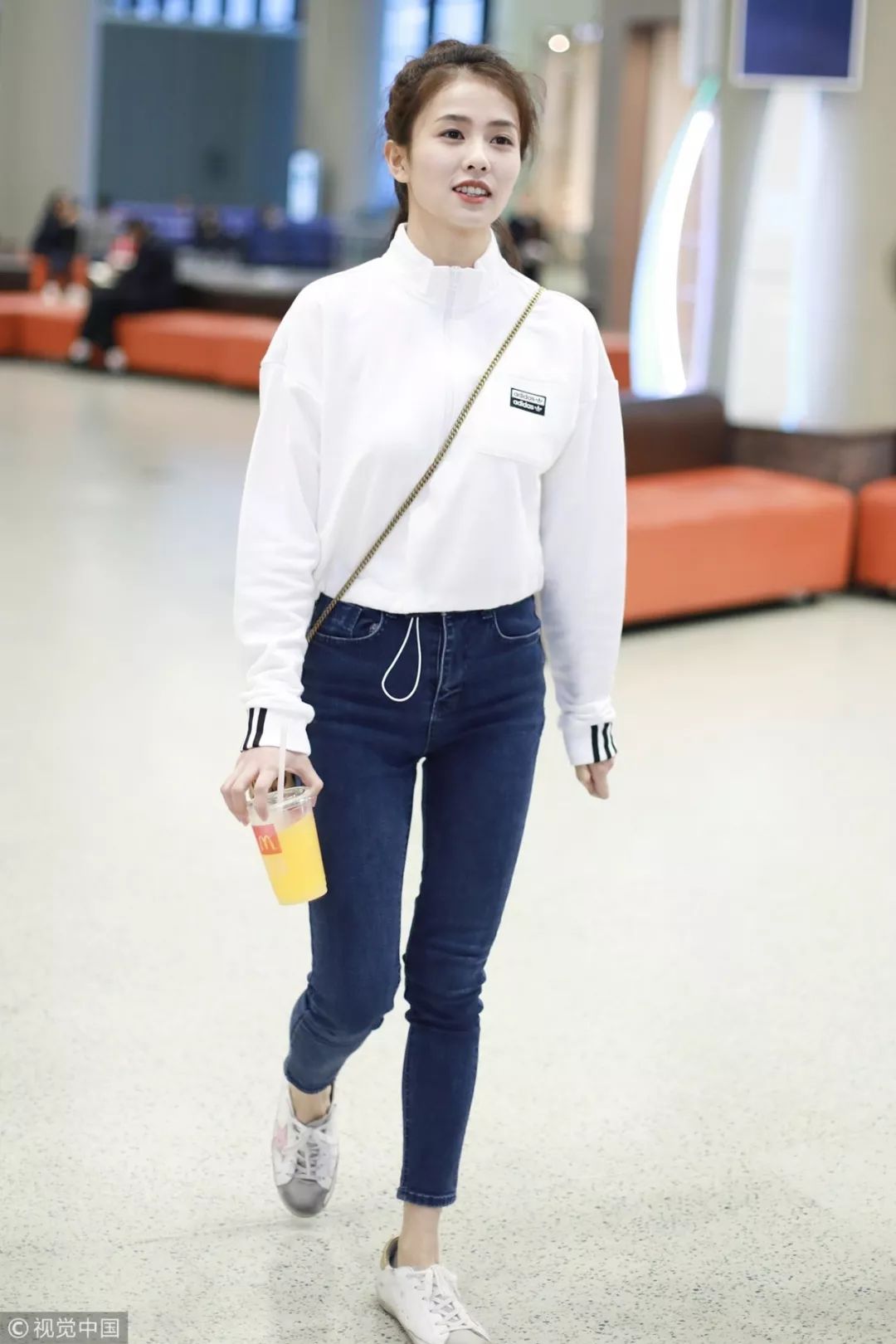 机场街拍谁赢?懂旧衣新穿的才是时髦精