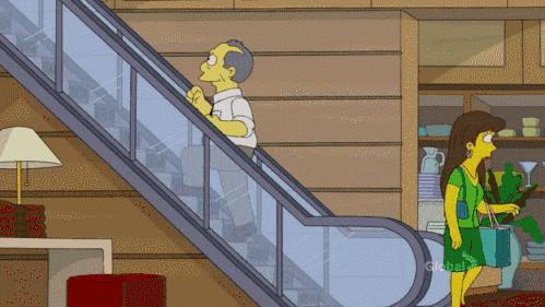 电梯扶手为什么比电梯快,电梯的扶手为什么比脚下站的要快