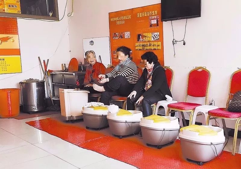 足浴店中药泡脚揭秘,老年人泡脚骗局揭秘