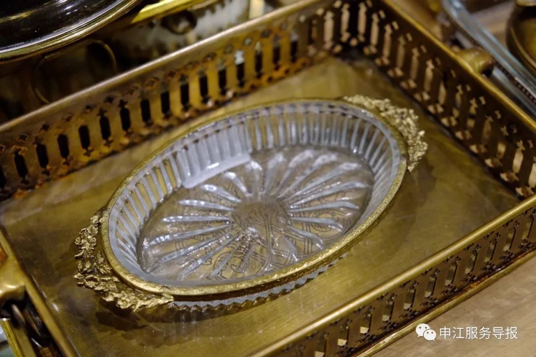 非常隐蔽的秘密基地藏在地板下,神秘的仓库到底隐藏着什么秘密