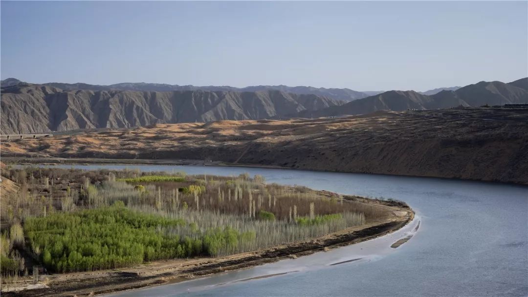 沙漠一年出现的奇观,沙漠黄河的奇景