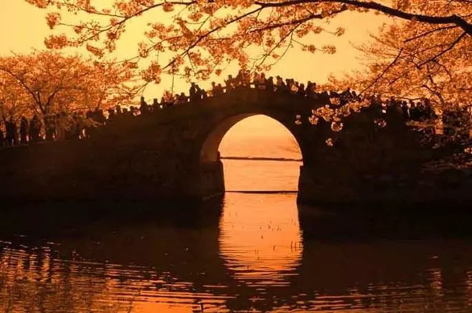 诗中春的意思,赞美四月天的经典诗句