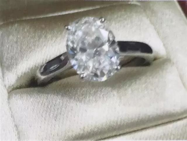 80万的钻戒藏鞋子里！一女子“血拼”回国这样过海关，结果惨大发了…