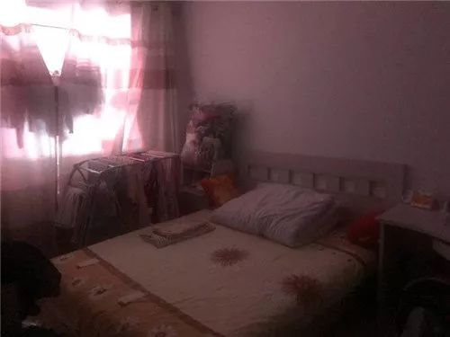 晃“瞎眼”！长春开工胡同商铺牌匾太亮，网友称影响晚上休息，你怎么看？