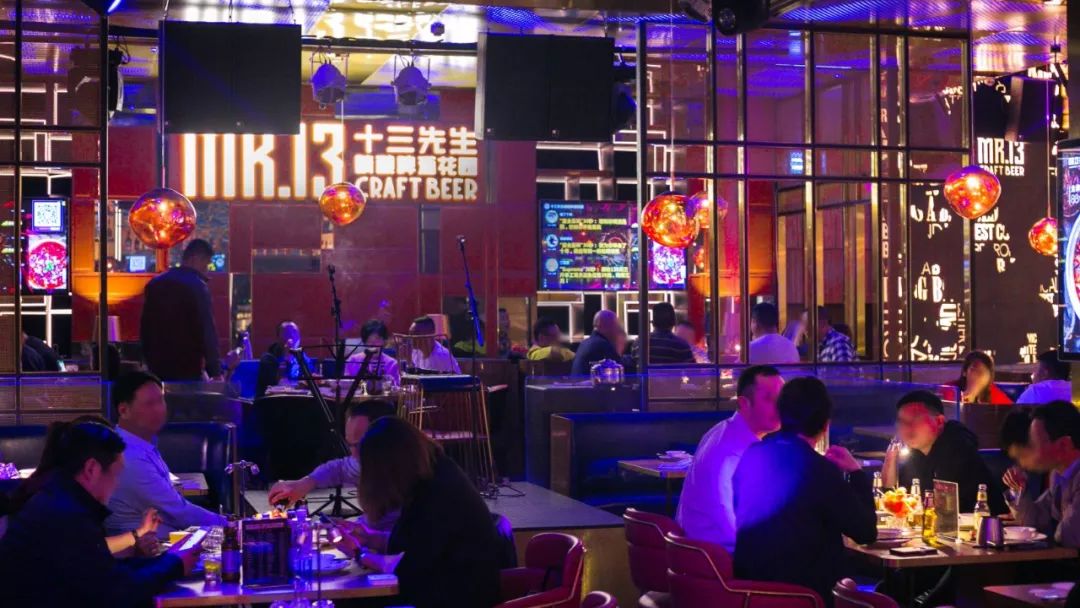 4折从四川吃到广东！我左手拿麦，右手啤酒，在这个“千面餐厅”里嗨到凌晨？