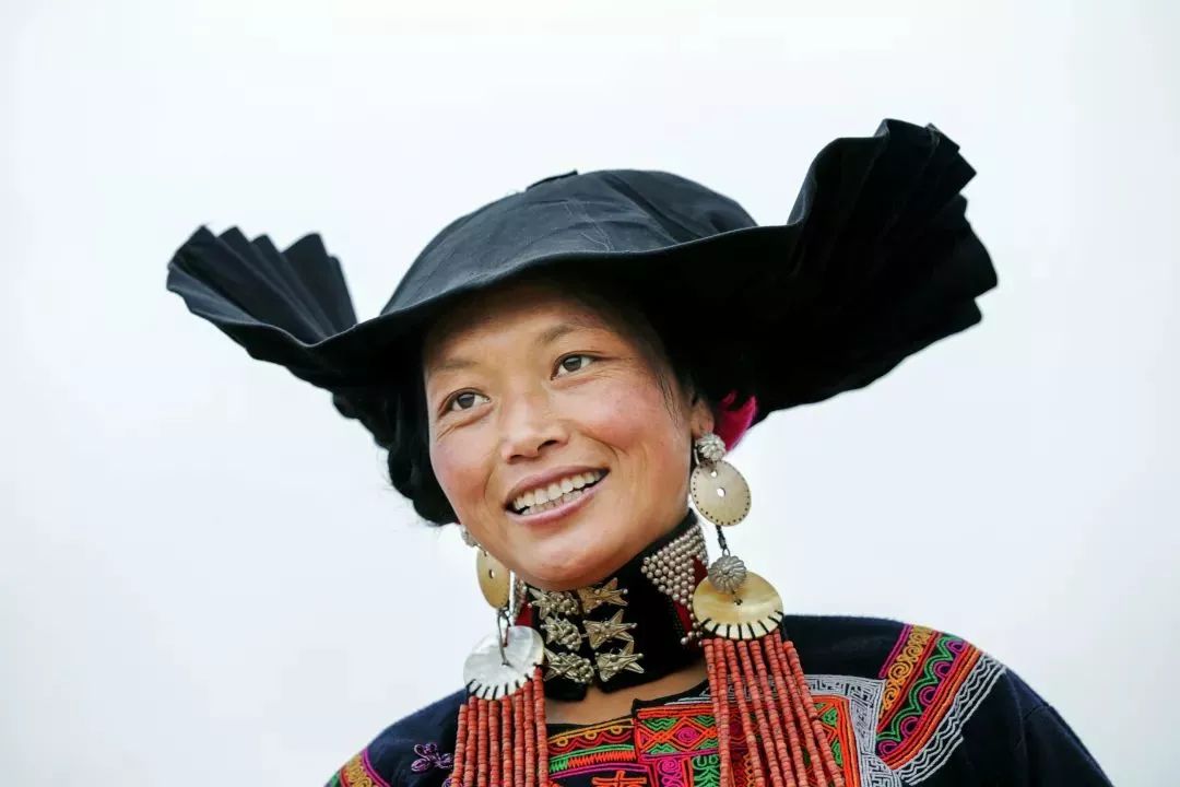 凉山彝族服饰发展看法,大凉山彝族服饰之沙马传统服饰