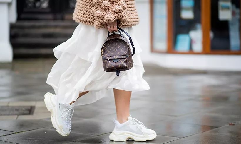 国内奢侈品集体降价，你会选择在家门口买包包吗？