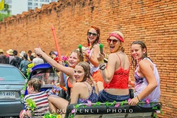 泼水节狂欢泰国,19年清迈泼水节真的太爽了