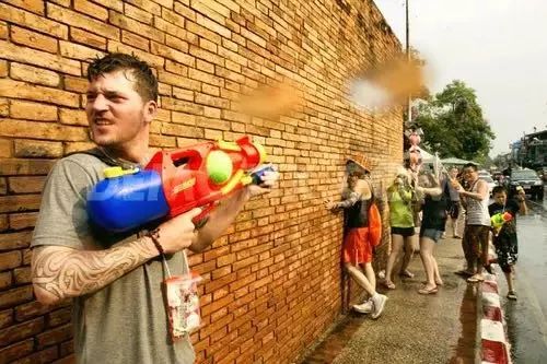 泼水节狂欢泰国,19年清迈泼水节真的太爽了