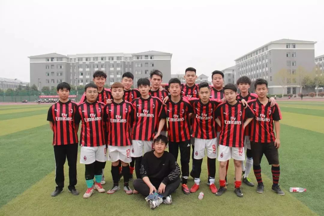 我们只是一群热爱足球的少年,我们这十年足球少年