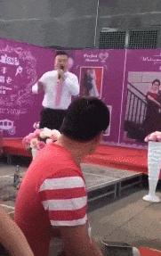 正经GIF囧图:女人不要和男人比骚,地铁上的泳装让人把持不住