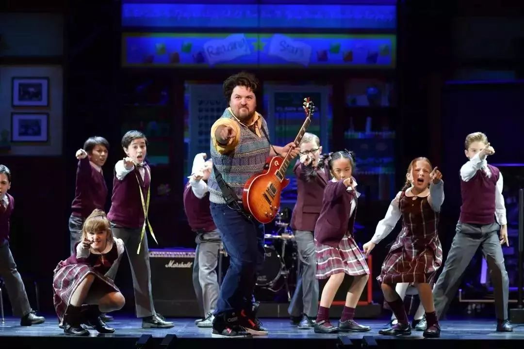 百老汇是舞台剧还是音乐剧,百老汇摇滚音乐剧近乎正常