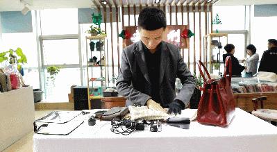 温州青年辞职洗包一眼看出正品A货海关都服了！