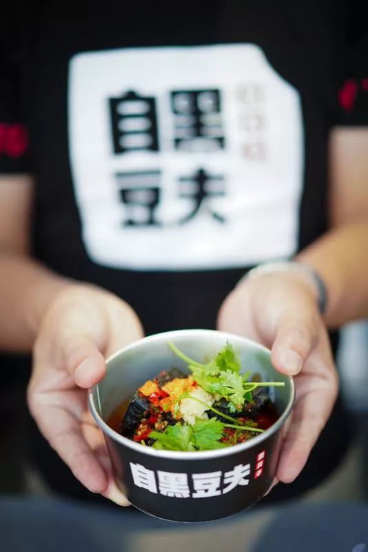 百万大学青年免费狂欢!AJ鞋展、街球大神空降,超多福利拿到手软!