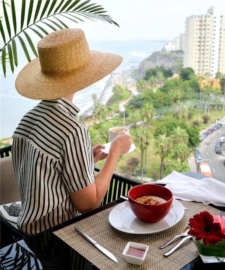 从此，LV不仅可以用来背，还可以用来睡…