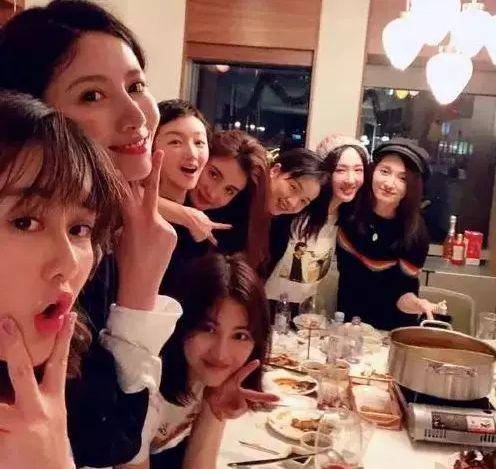 董事长装穷参加同学聚会完整5集,富二代装穷去面试被女总监看不起