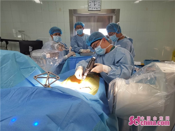 男子被绞断腿医生现场截肢,男子被绞断腿医生现场截肢后续