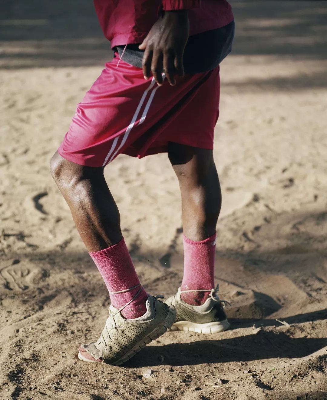 离开马普托之前，他将30件珍藏版球衣留给了非洲少年