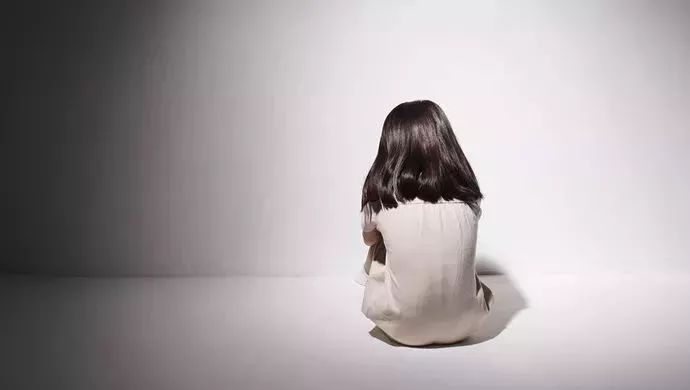 愤怒女童,愤怒小女孩遭亲生父母残忍殴打