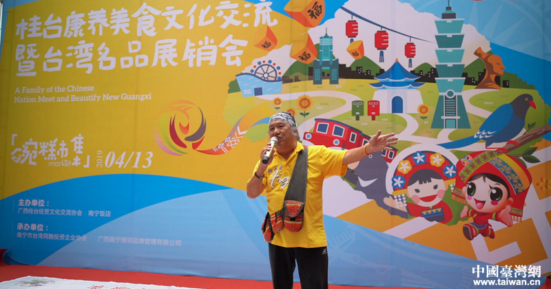 台湾北原山猫演唱组合成员吴廷宏义务为南宁台湾名品展销会台商代言