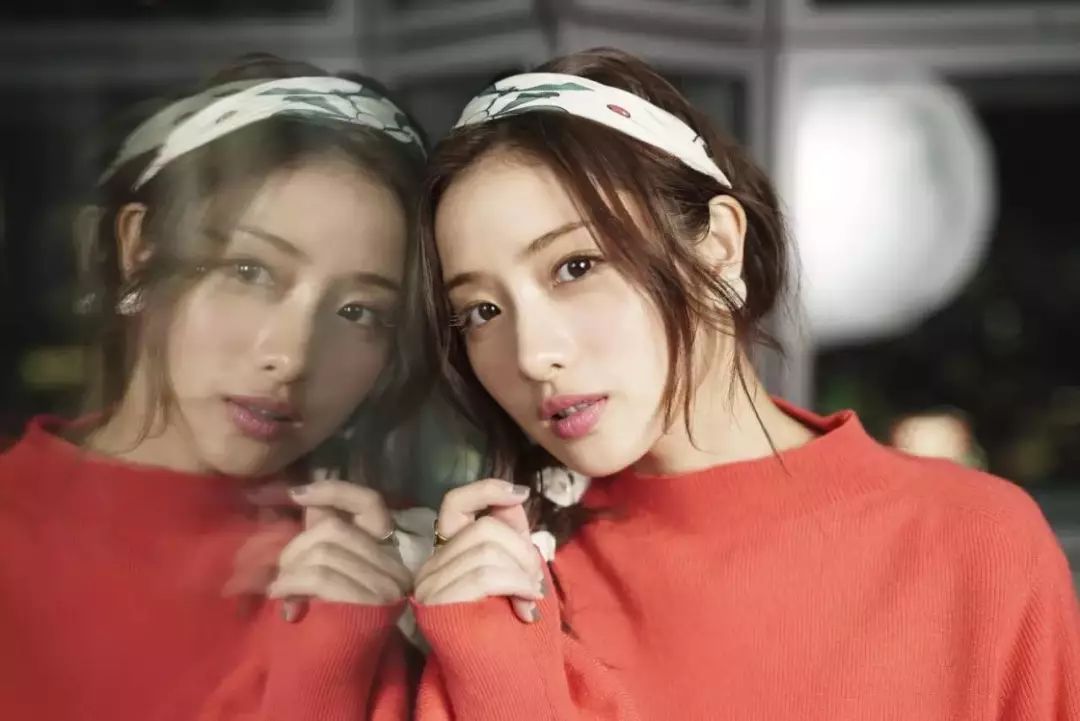 春天方丝巾怎么系好看,丝巾这样系简单时尚又清爽