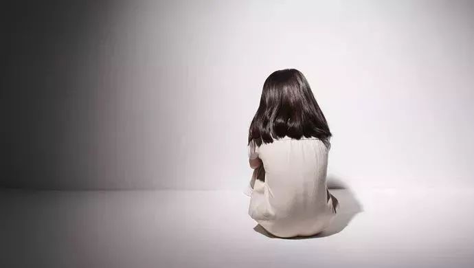 少女20天内遭生父多次性侵！生母竟帮忙捂嘴充当帮凶...