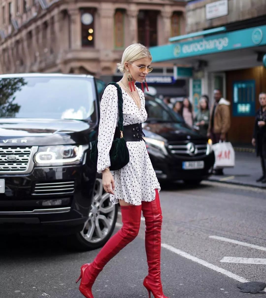 吴宣仪穿深v长裙,吴宣仪深v长裙