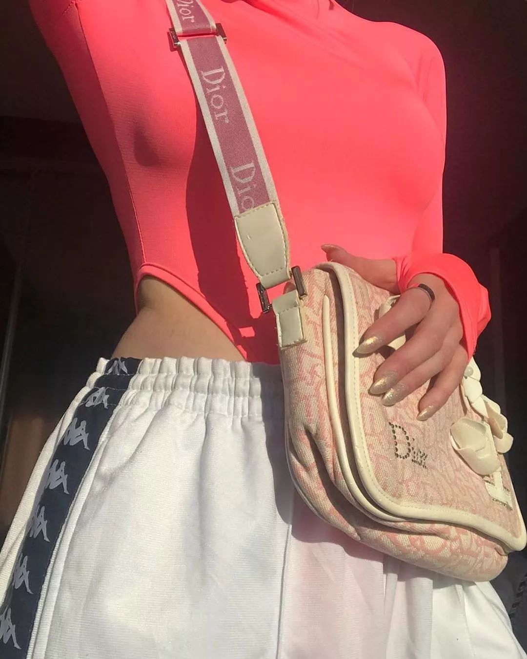 买假名牌的女孩,买假货的女生