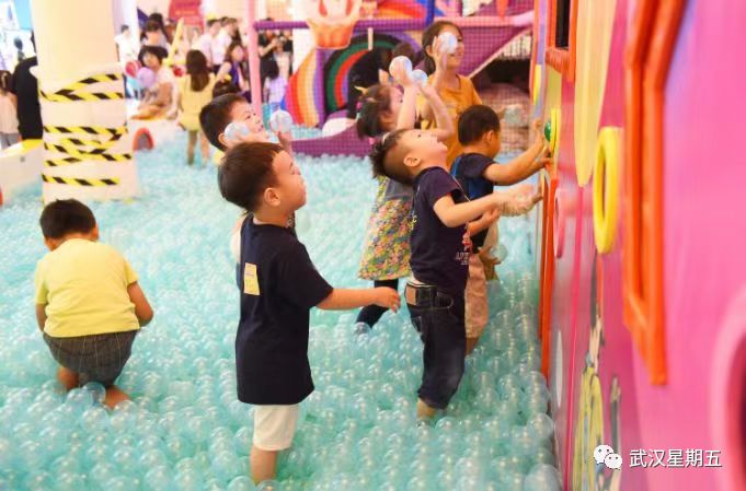 100个亲子互动游乐项目,100多平米的亲子游乐场