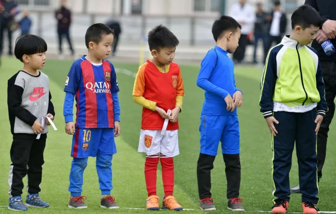 生日会的热闹没赶上？还有好戏！根伟送签名足球啦，来留言吧！