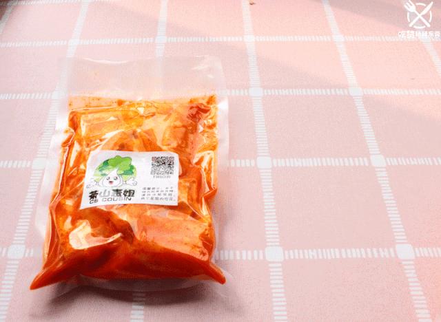 她连续三年，走遍大半个韩国学习传统泡菜，改良后的泡菜，要排单一个星期以上才能买到！